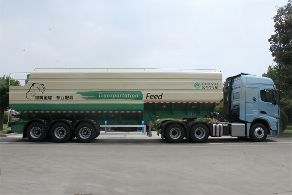 保障飼料運輸安全！散裝雛禽飼料運輸半掛車的特點及優勢有哪些？